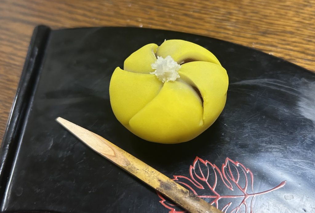 練り切り「蝋梅」